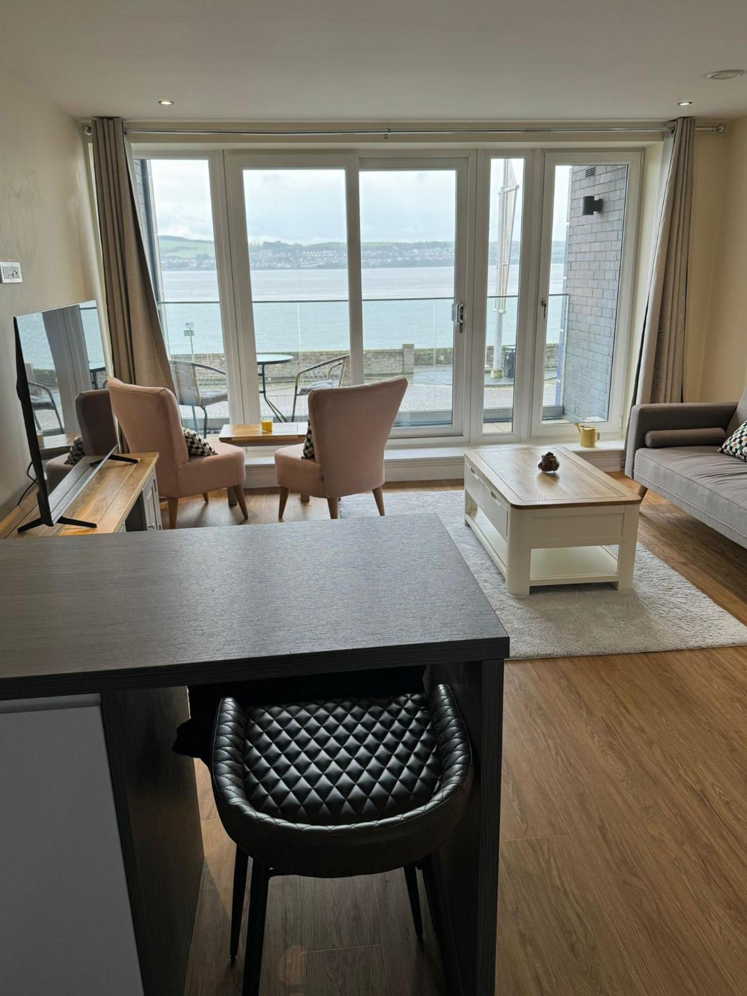 The Waterfront Apartment *